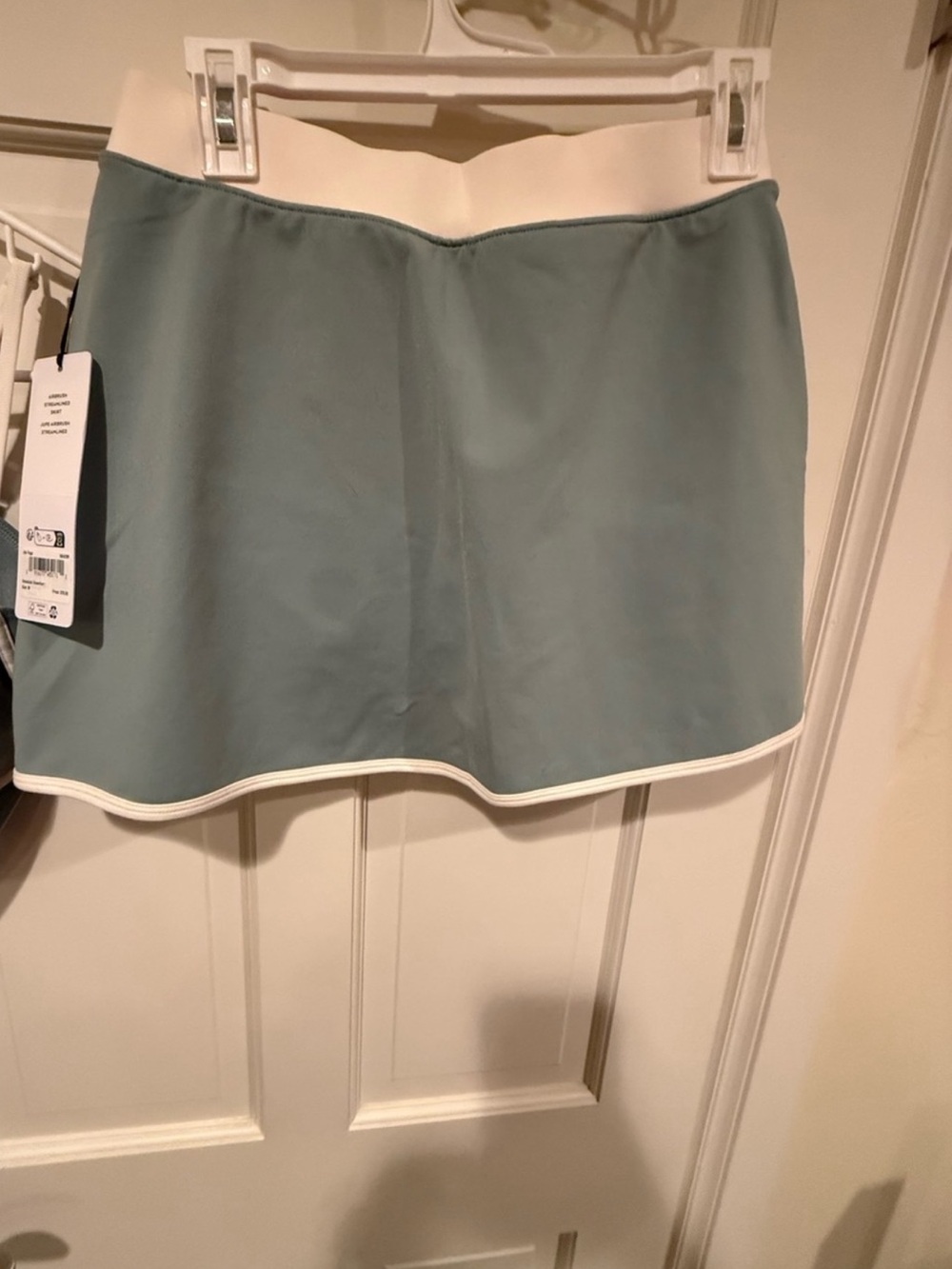 NWT Alo Yoga Airbrush Streamlined Skirt Medium Botanical Green Ivory